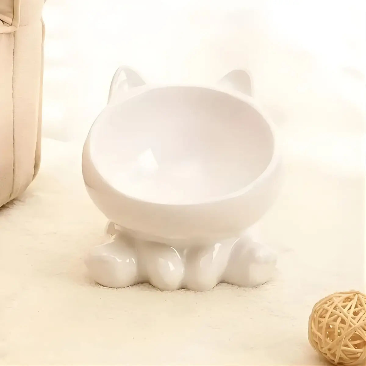 gamelle pour chat Cutie en ceramique blanche, forme bol incline avec oreilles, base pattes.