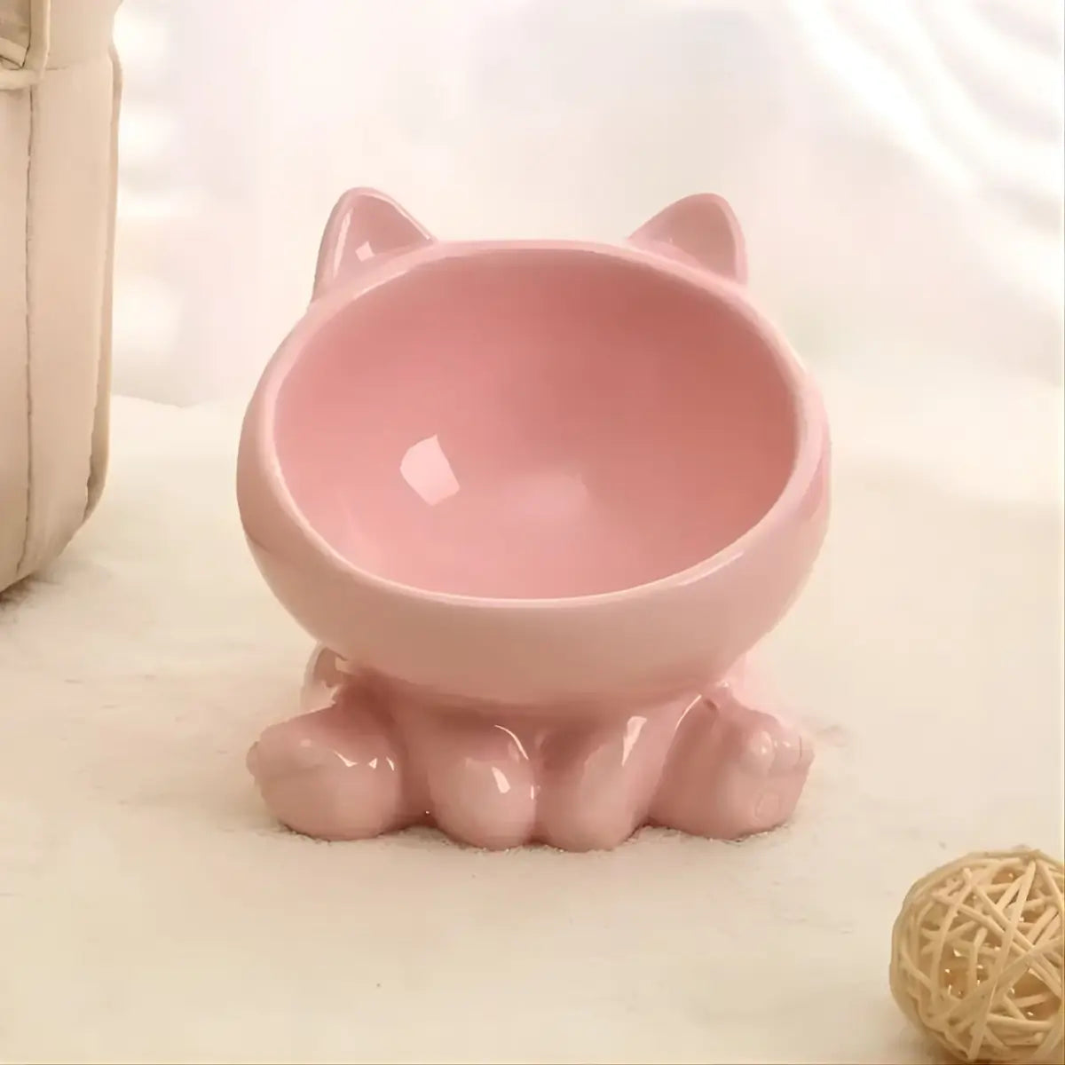 gamelle pour chat Cutie en ceramique rose, bol incline stable sur base pattes.
