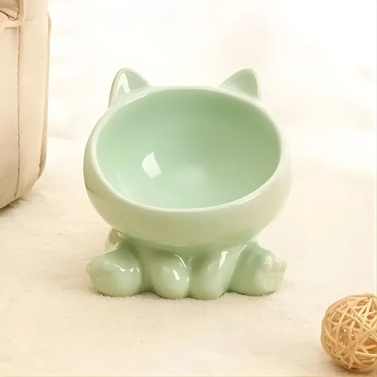 gamelle pour chat Cutie en ceramique vert menthe, bol incline avec pattes antiderapantes.