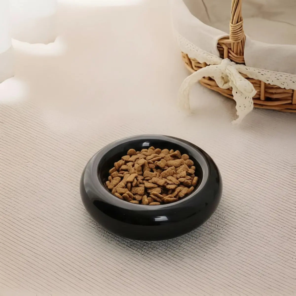 Gamelle Pour Chat en céramique noire, élégante et pratique pour les repas de votre félin.