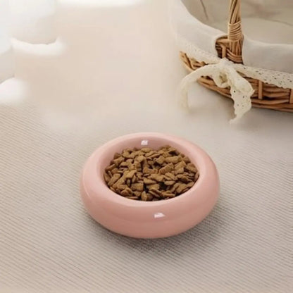 Gamelle Pour Chat HaloBowl™ en céramique rose avec croquettes, design élégant et pratique.