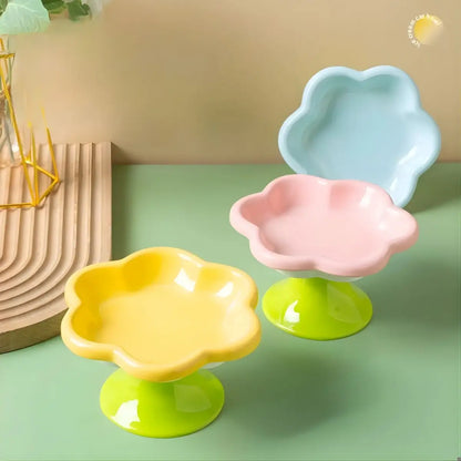 gamelle pour chat PetalBowl en forme de fleur, ceramique rose bleu et jaune, vue du dessus.