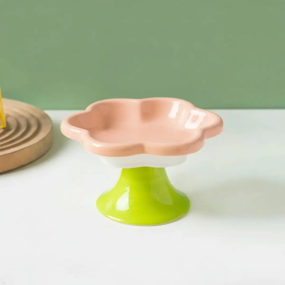 gamelle pour chat PetalBowl en ceramique rose, design fleur, pied vert antiderapant.