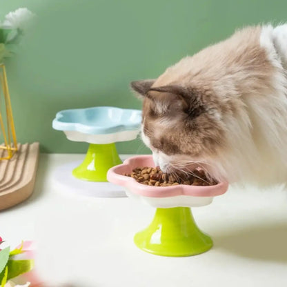 gamelle pour chat PetalBowl sur elevee rose, base verte, chat degustant des croquettes.