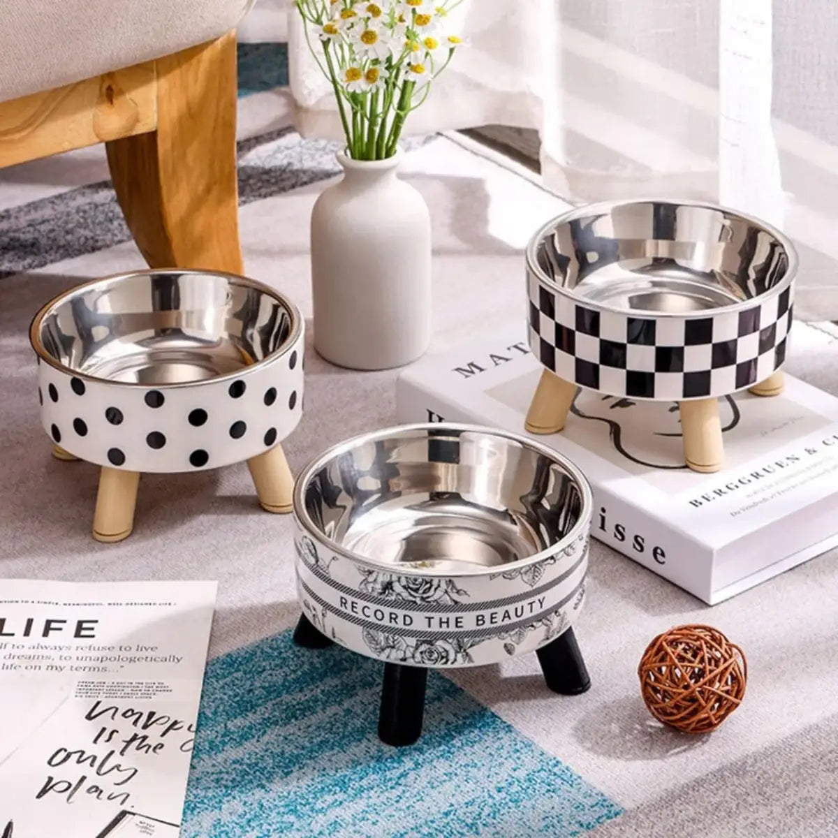 gamelle pour chat WhiskerZen surélevée avec bol inox amovible, motifs damier et fleurs, style déco.