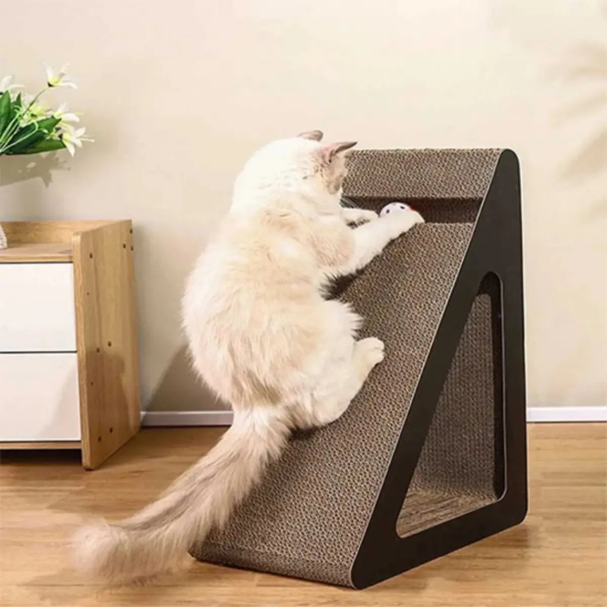 Griffoir chat carton design incliné avec jouet intégré pour le divertissement du chat