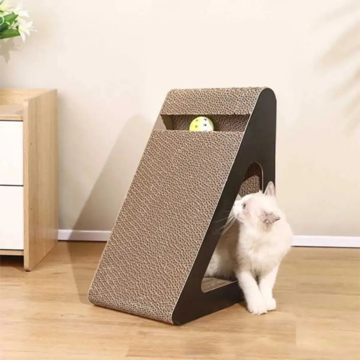 griffoir chat carton design incliné avec jouet intégré pour chat curieux - vue latérale
