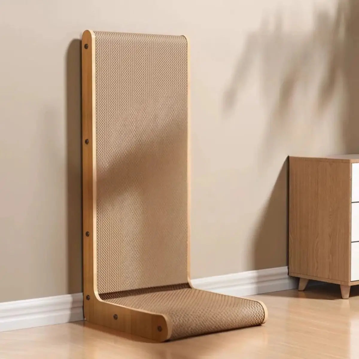 Griffoir chat carton mural design et élégant pour protéger vos meubles.