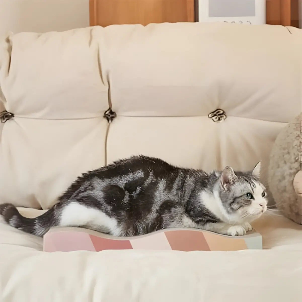 Griffoir pour chat au design confortable, idéal pour le repos et l'entretien des griffes. - ambiance cosy