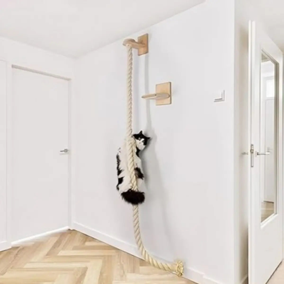 Griffoir vertical mural en corde pour chats, fixé au mur, design moderne et pratique.