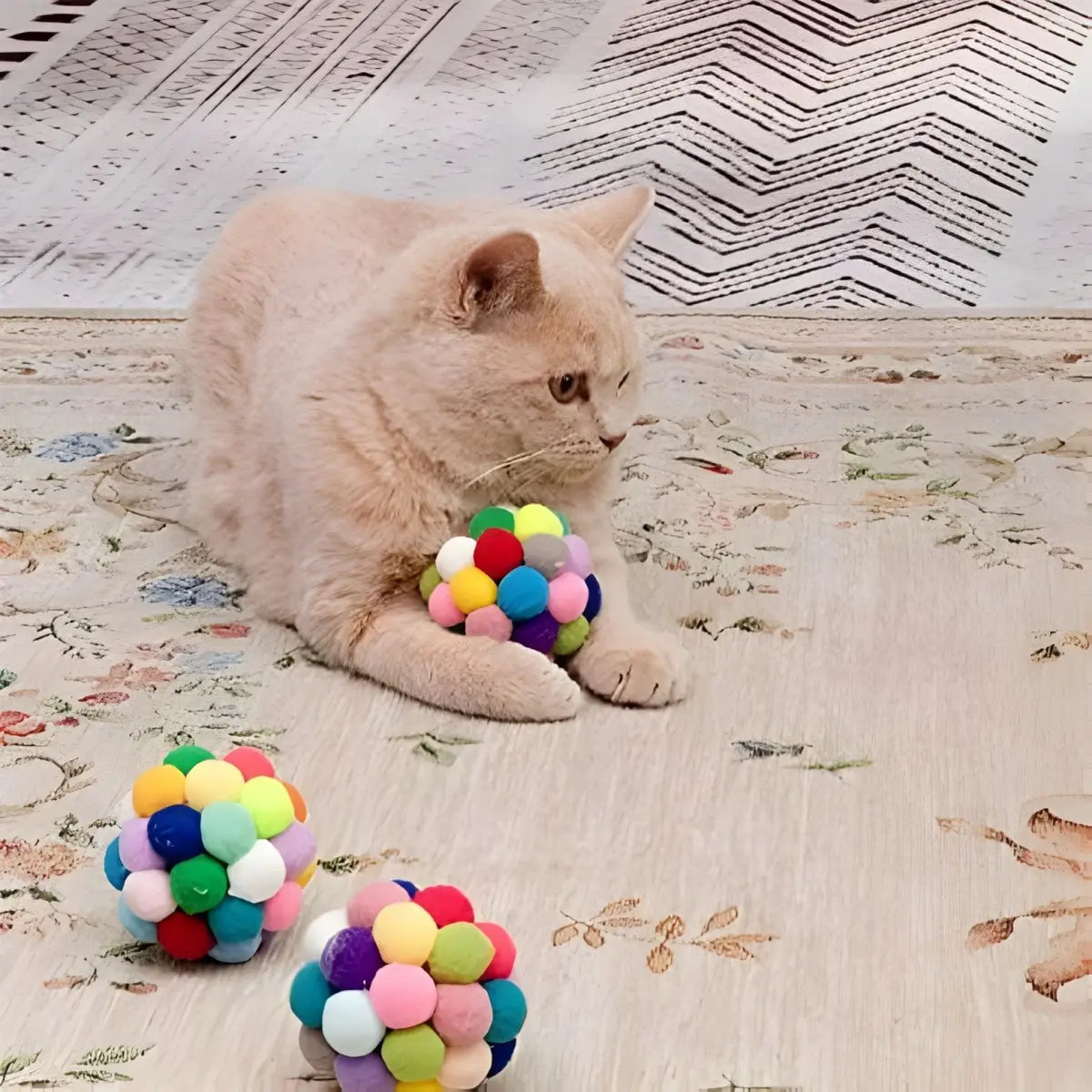 jouet pour chat avec balles arc-en-ciel, idéal pour divertir et stimuler votre félin.