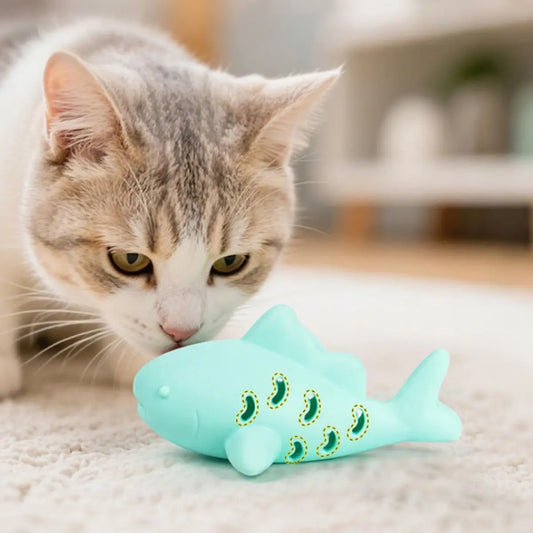 jouet pour chat en forme de poisson interactif sur tapis avec un chat curieux - vue de dessus