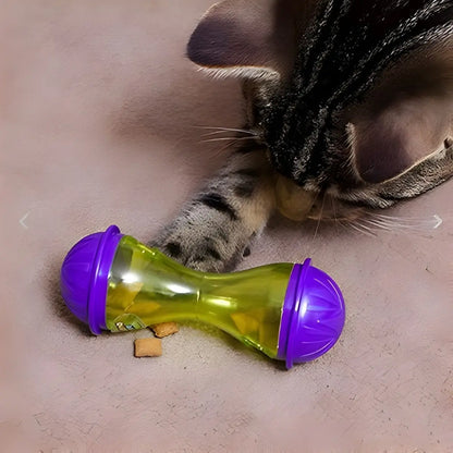 Jouet pour chat interactif en plastique violet avec distributeur de croquettes.