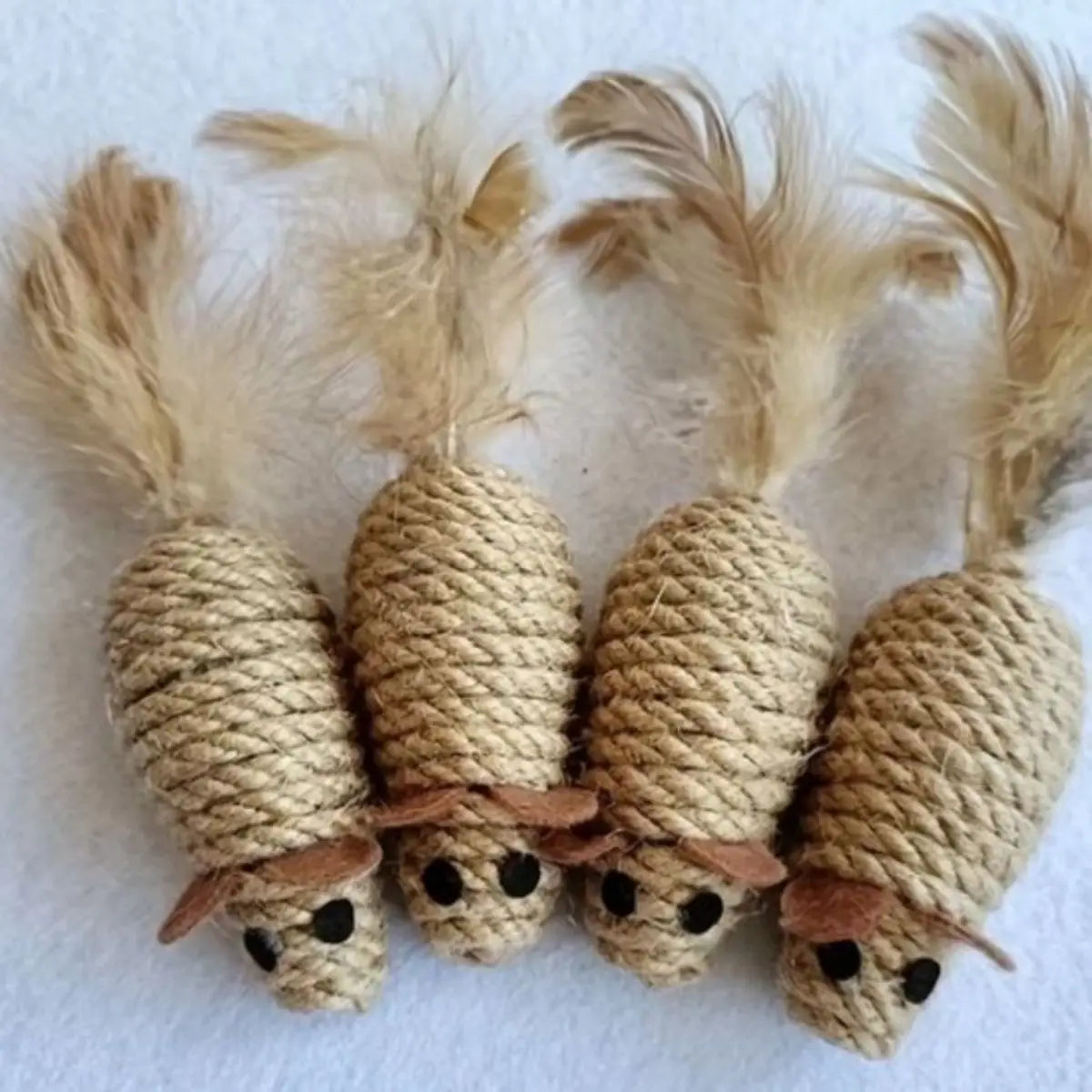 Jouet pour chat en forme de souris avec corde naturelle et plumes. - vue latérale