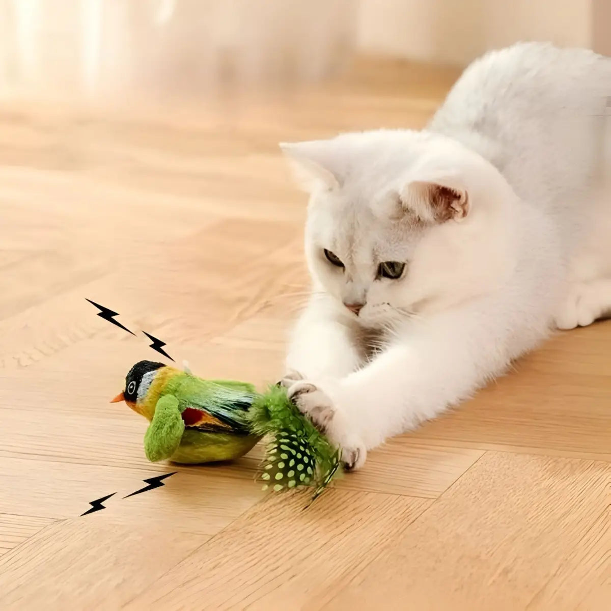 jouet pour chat en forme d'oiseau avec plumes vertes et chat blanc jouant