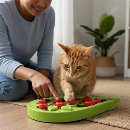 Jouet pour chat interactif en forme de plateau vert avec éléments rouges.