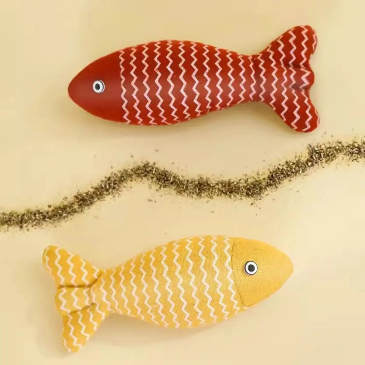 jouet pour chat en forme de poisson coloré avec motifs zigzag, idéal pour divertir votre animal. - gros plan