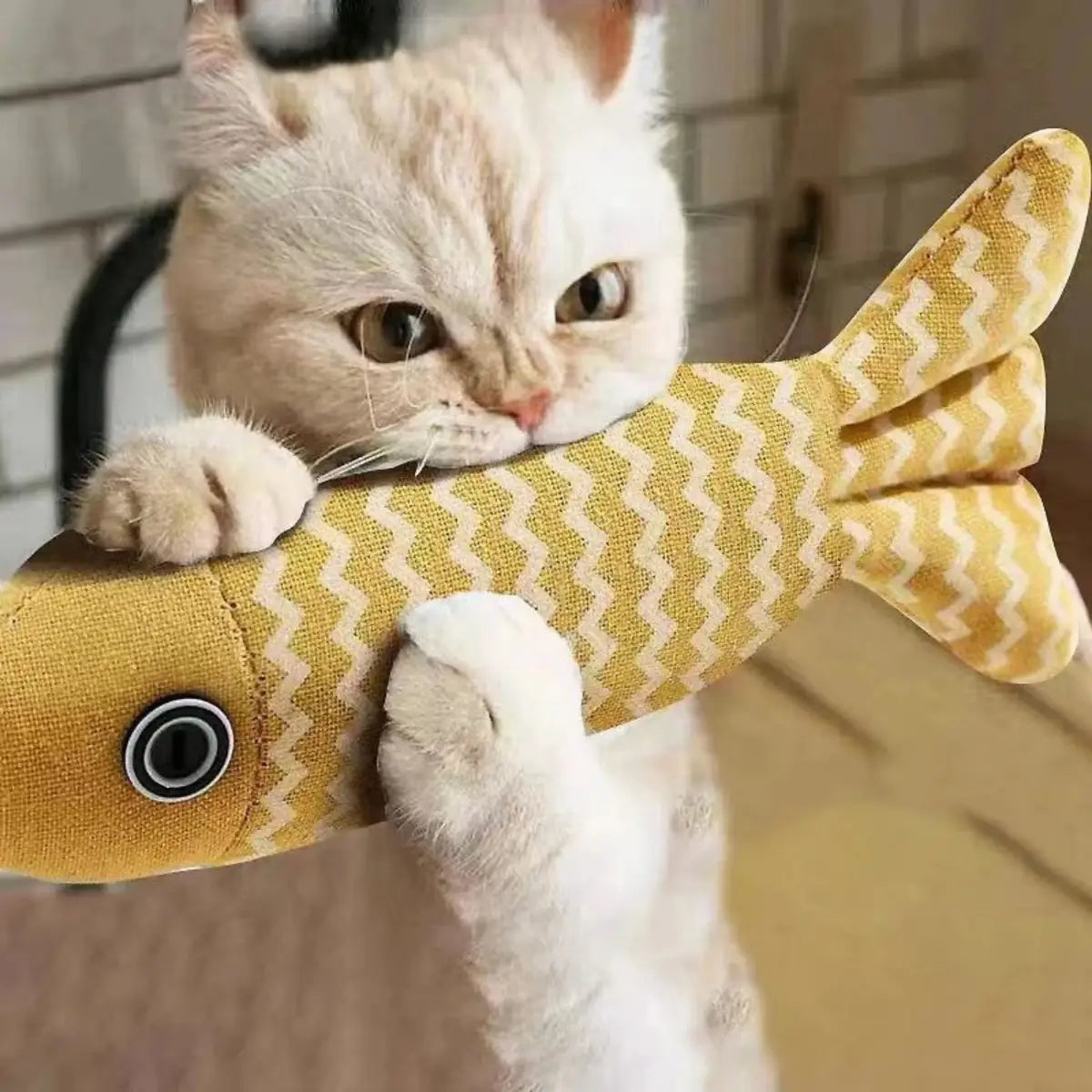jouet pour chat en forme de poisson jaune avec motifs, idéal pour divertir les chats.