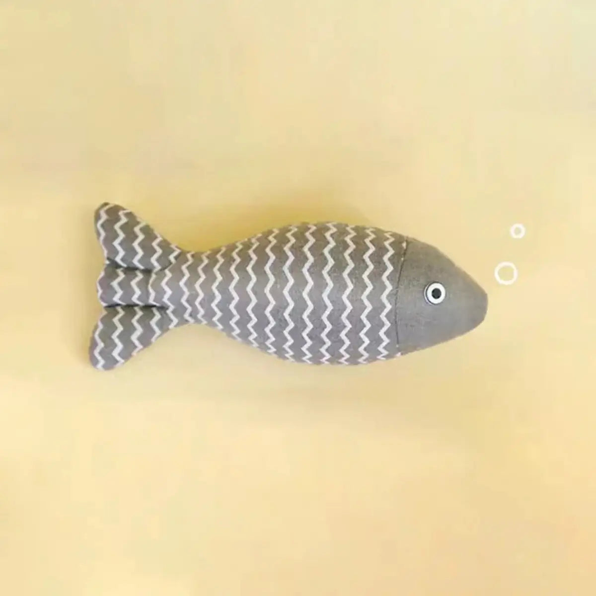 jouet pour chat en forme de poisson gris avec un motif zigzag, idéal pour divertir les chats.