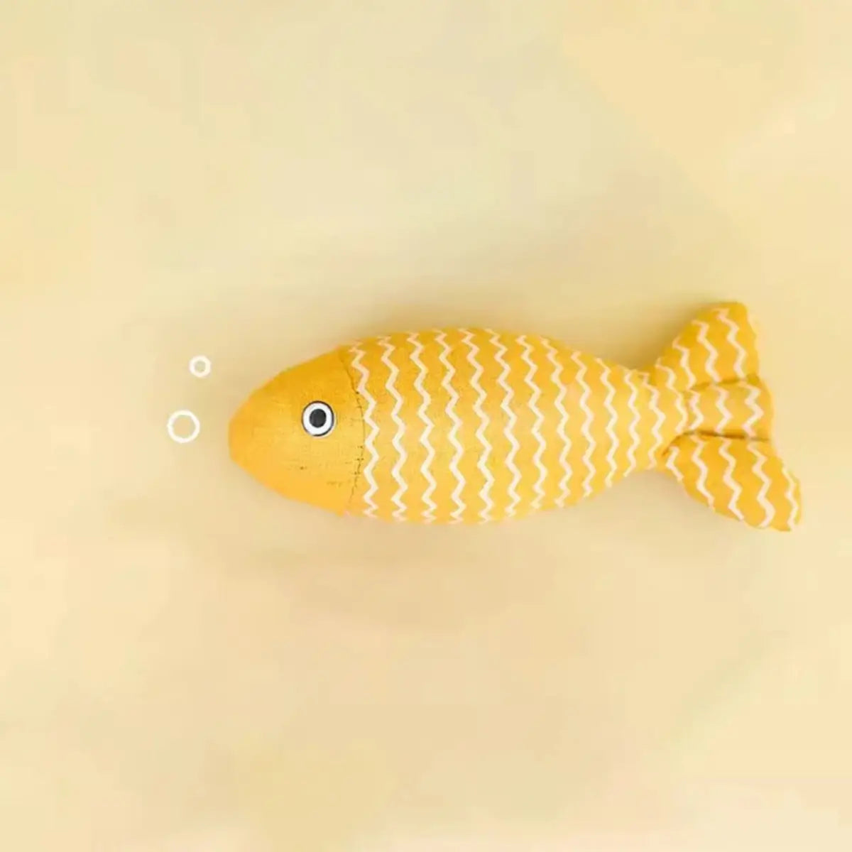 jouet pour chat en forme de poisson jaune avec motifs zigzag - intérieur moderne