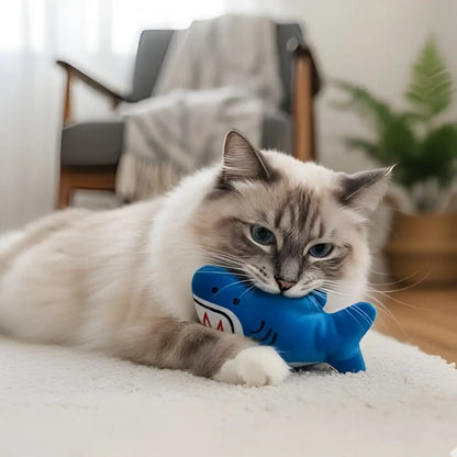 Jouet pour chat en forme de requin bleu, idéal pour divertir votre félin sur un tapis blanc. - gros plan