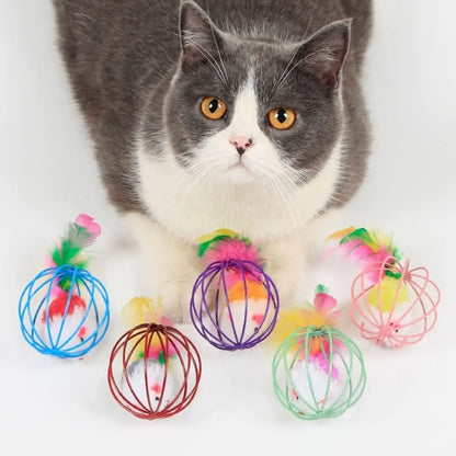 jouet pour chat en forme de souris colorée dans une cage métallique