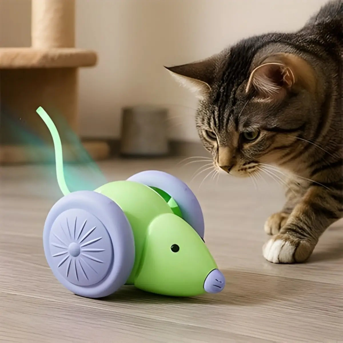 Jouet pour chat en forme de souris verte avec roues et lumière, amusant et interactif. - vue de dessus