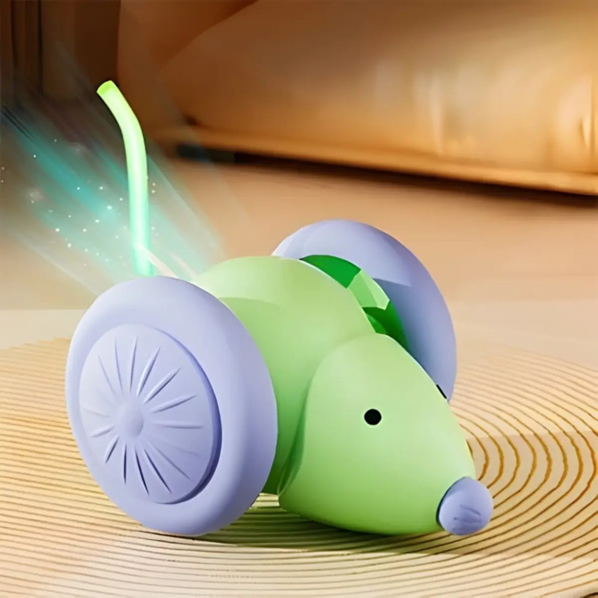 Jouet pour chat en forme de souris verte avec roues et queue lumineuse.