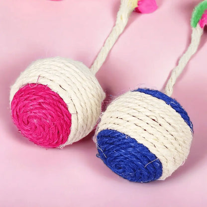 jouet pour chat en forme de sphère avec corde et plumes, idéal pour divertir votre animal.