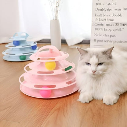 Deux jouets pour chats TriLoop™ posés dans un salon avec chats détendus