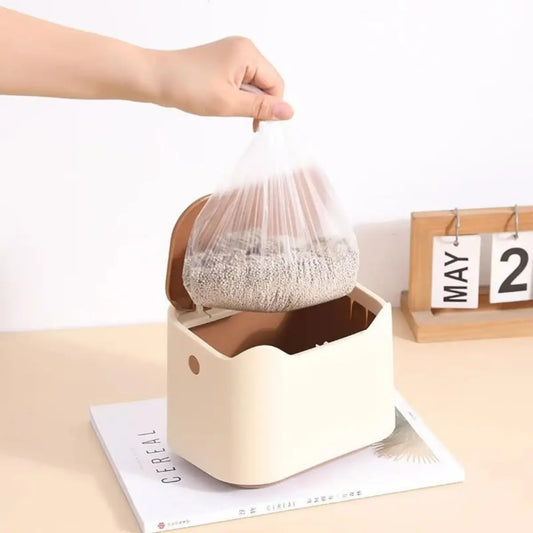 litière dans un sac dans une boîte de rangement pratique