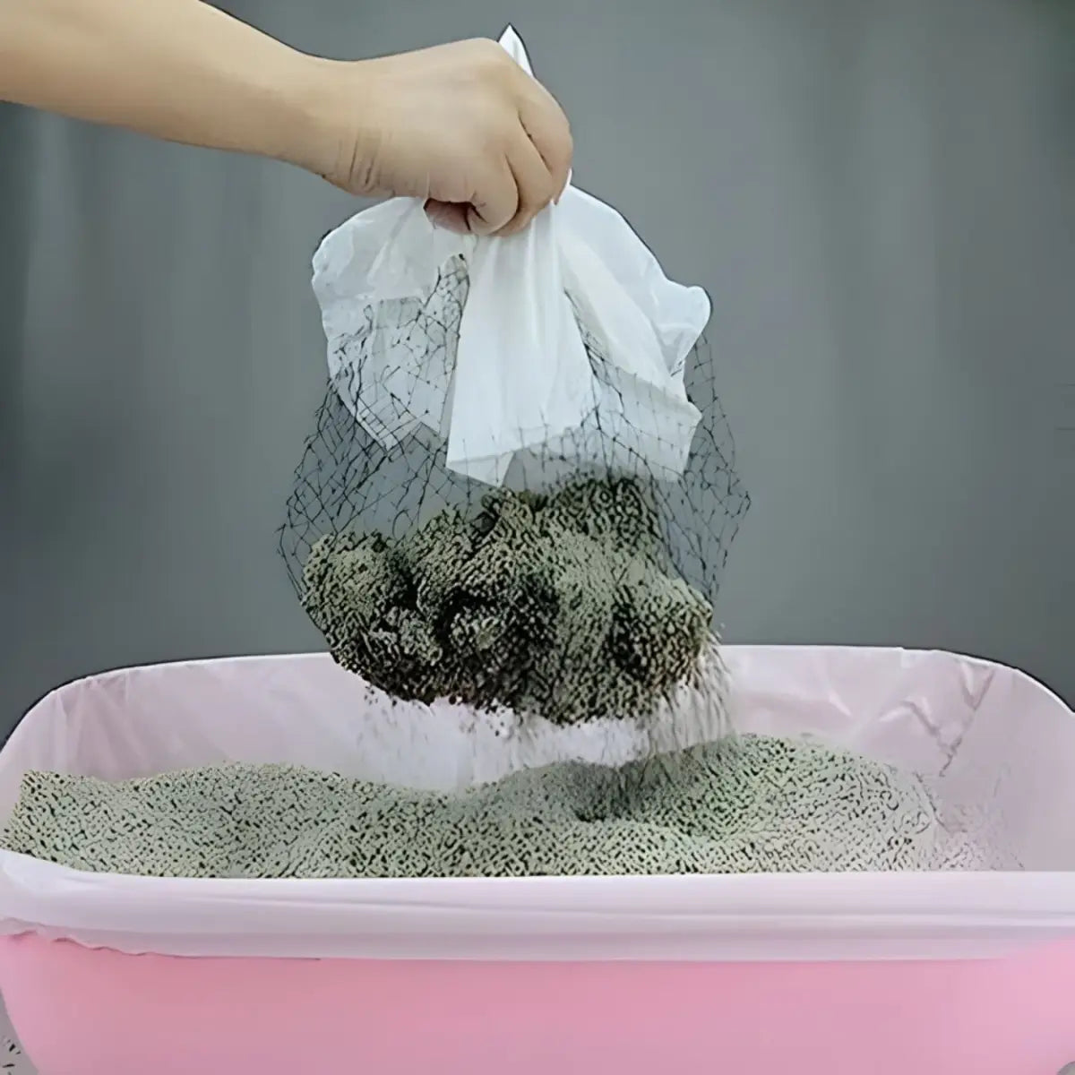 litière avec système de nettoyage pratique dans un bac rose