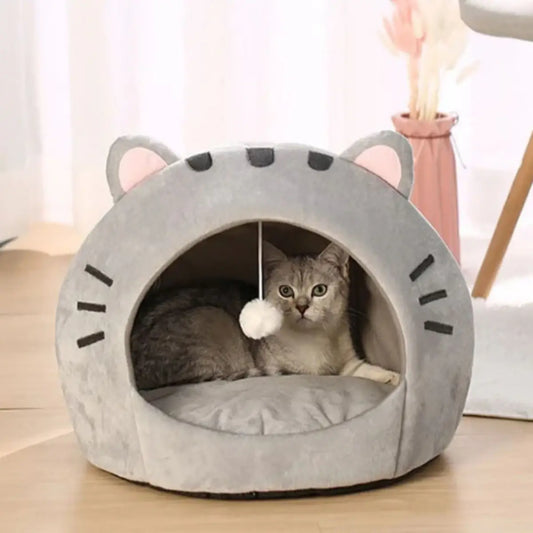 niche pour chat confortable en forme de tête avec un jouet suspendu