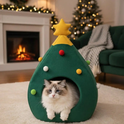 niche pour chat en forme de sapin de Noël avec décorations colorées