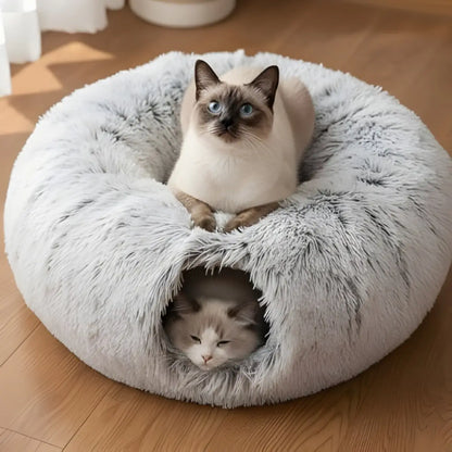 Niche pour chat en forme de cocon doux et confortable avec un chat assis dessus.