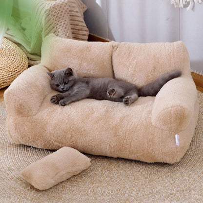 Chat détendu dans un panier canapé beige, coussin au sol