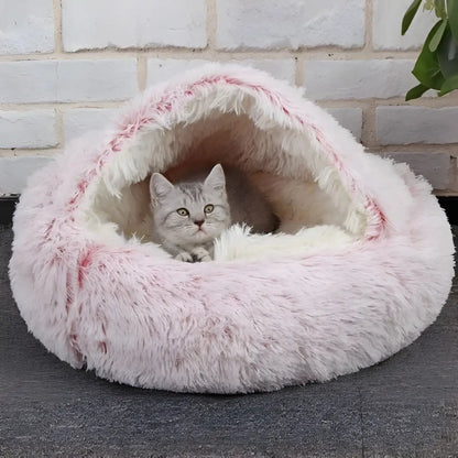 panier pour chat en peluche rose avec un chaton gris à l'intérieur