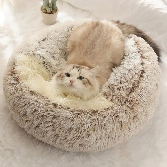 Panier pour chat moelleux et confortable en fourrure beige idéal pour le repos.