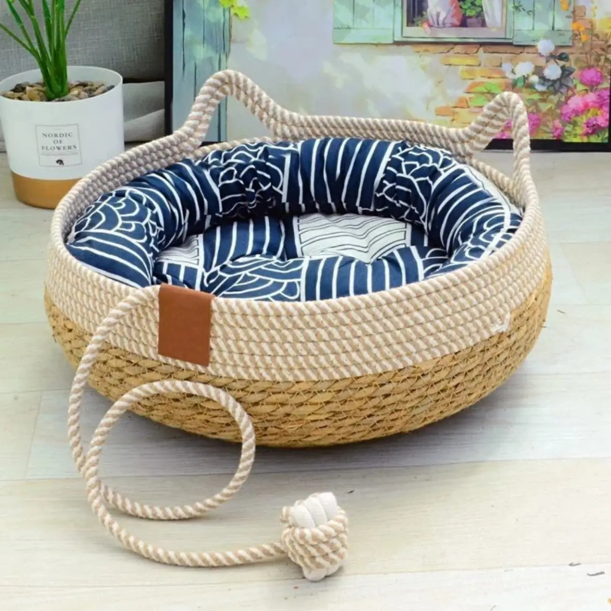 Panier pour chat confortable en corde tressée avec coussin bleu élégant. - vue latérale