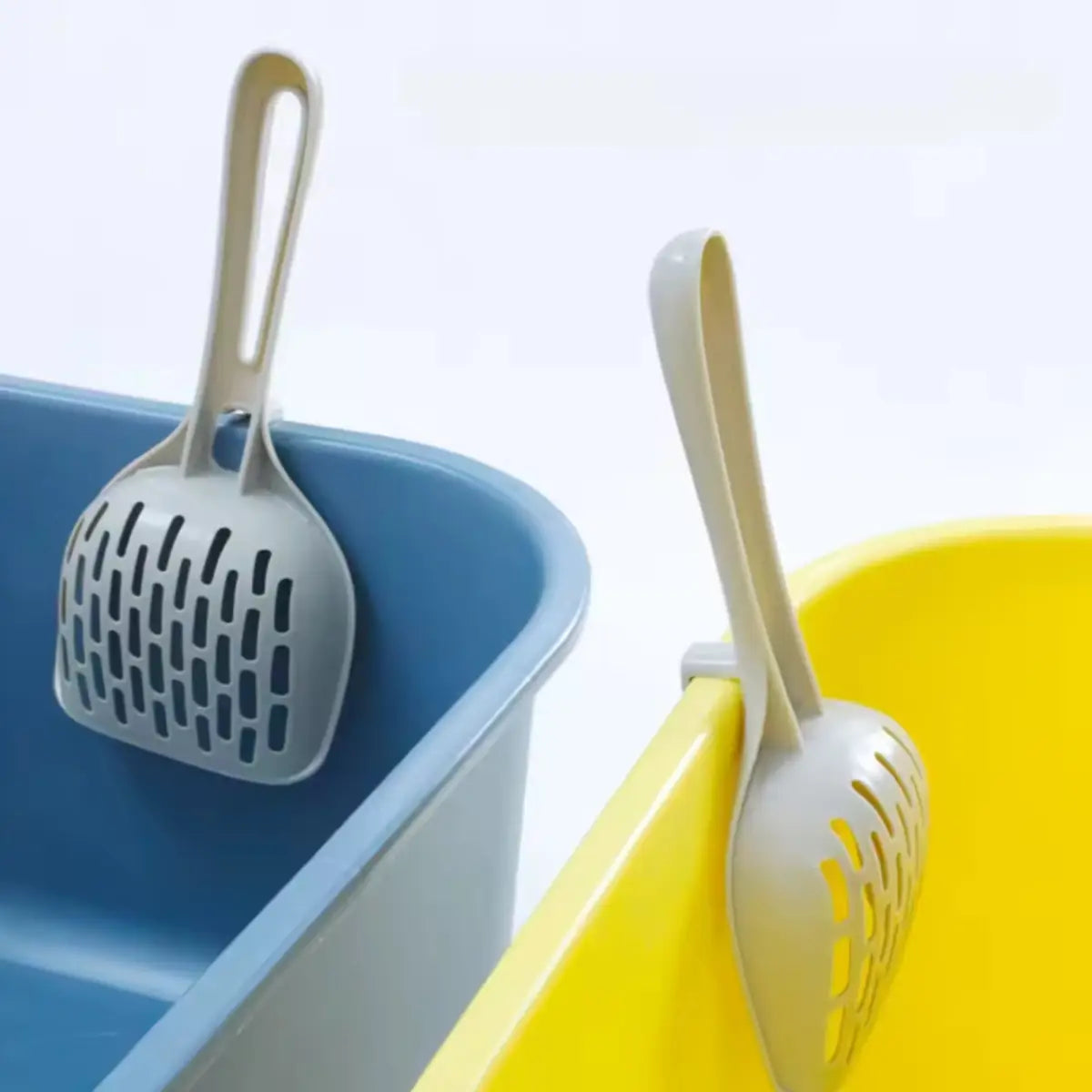 pelle a litiere pour chat avec design gris incliné, idéale pour un nettoyage pratique - intérieur moderne