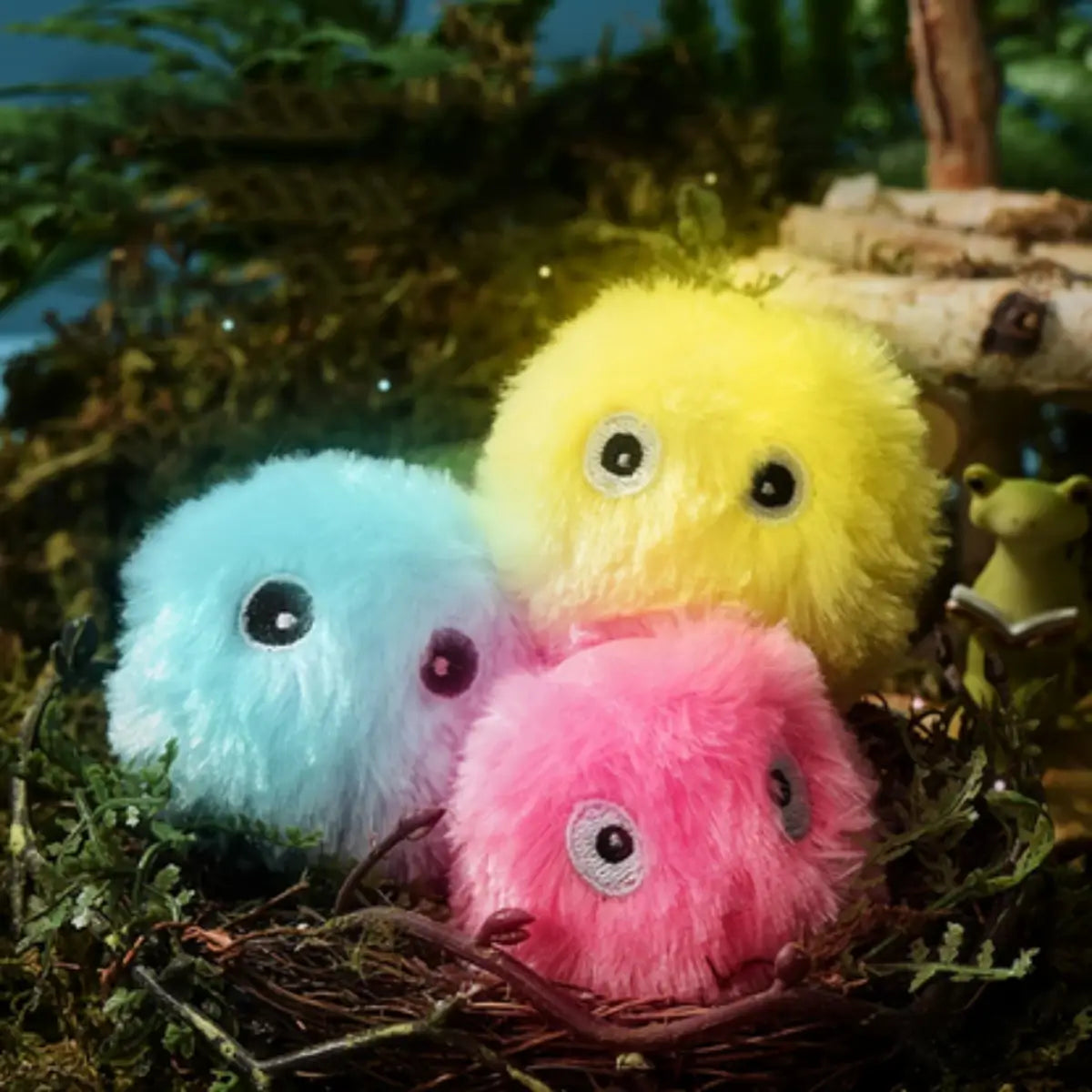 Peluches colorées en forme de boules douces dans un nid forestier.