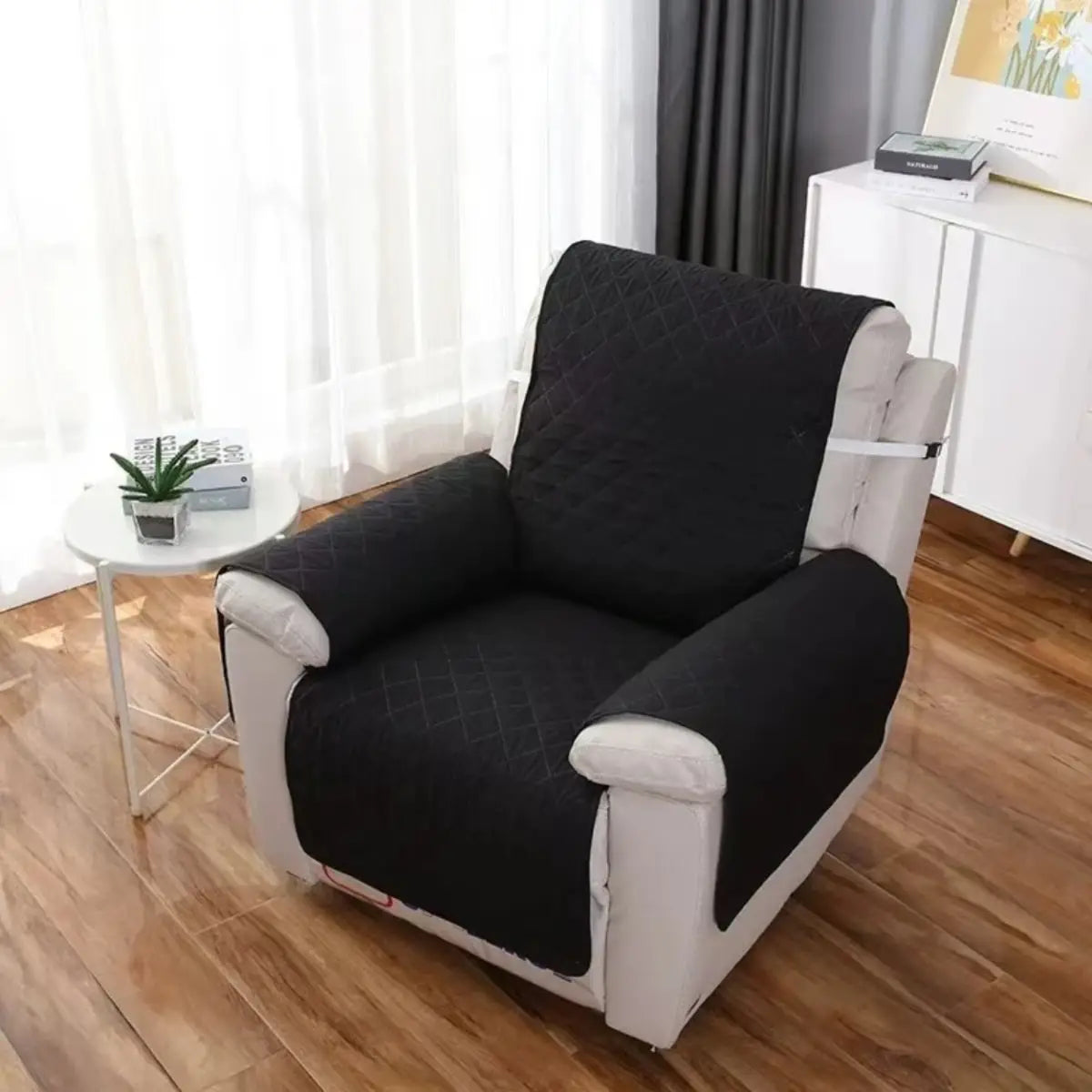 Protection canapé chat avec housse SoftShield™ noire pour fauteuil, design pratique et élégant.