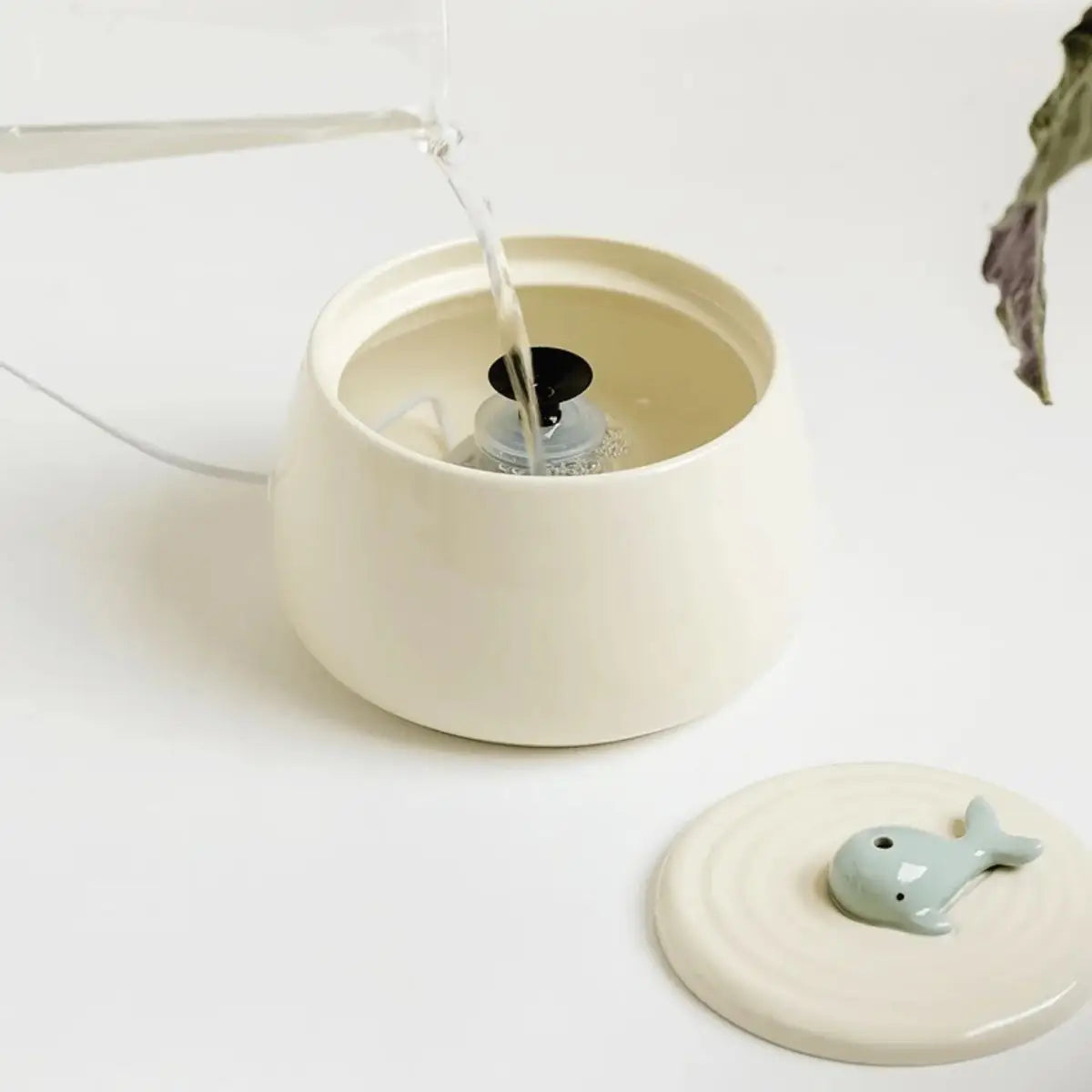 Fontaine à eau pour chat VOFORD en céramique 1,3 L, remplissage facile avec couvercle décor poisson.