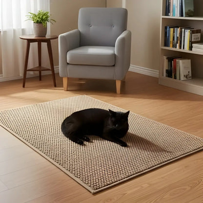 Tapis griffoir chat design confortable avec un chat noir allongé dessus dans un salon moderne.