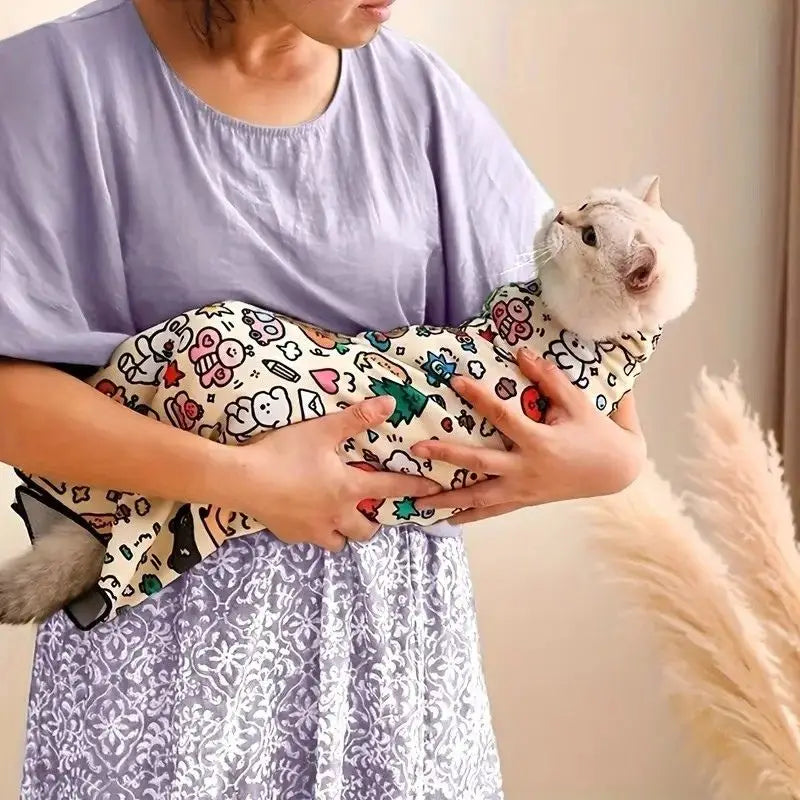 chat calme dans Cocooni tenu par sa maîtresse lors du toilettage chat