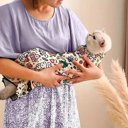 chat calme dans Cocooni tenu par sa maîtresse lors du toilettage chat