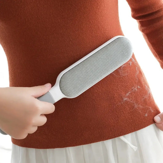 Brosse Velluto retirant les peluches sur un vêtement en tissu.