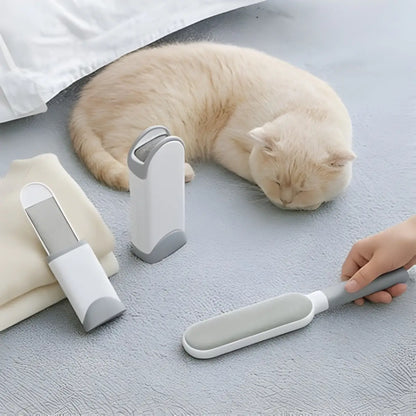 Brosse réutilisable Velluto pour retirer les poils d'animaux, avec un chat endormi en arrière-plan.